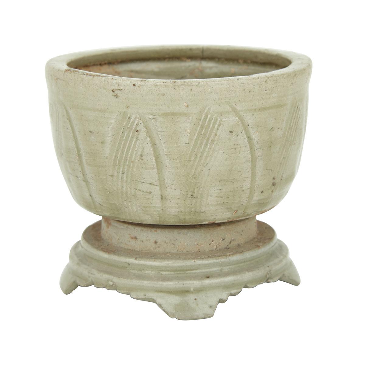 YUEYAO CELADON GLAZED BOWL AND STAND, SONG DYNASTY (960-1279) 宋 越窯小杯連座 Moulded to the exterior