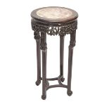 CHINESE ROSEWOOD AND MARBLE TOPPED TABLE CIRCA 1900 清晚期 紅木鑲大理石面花几 With a finely reticulated apron