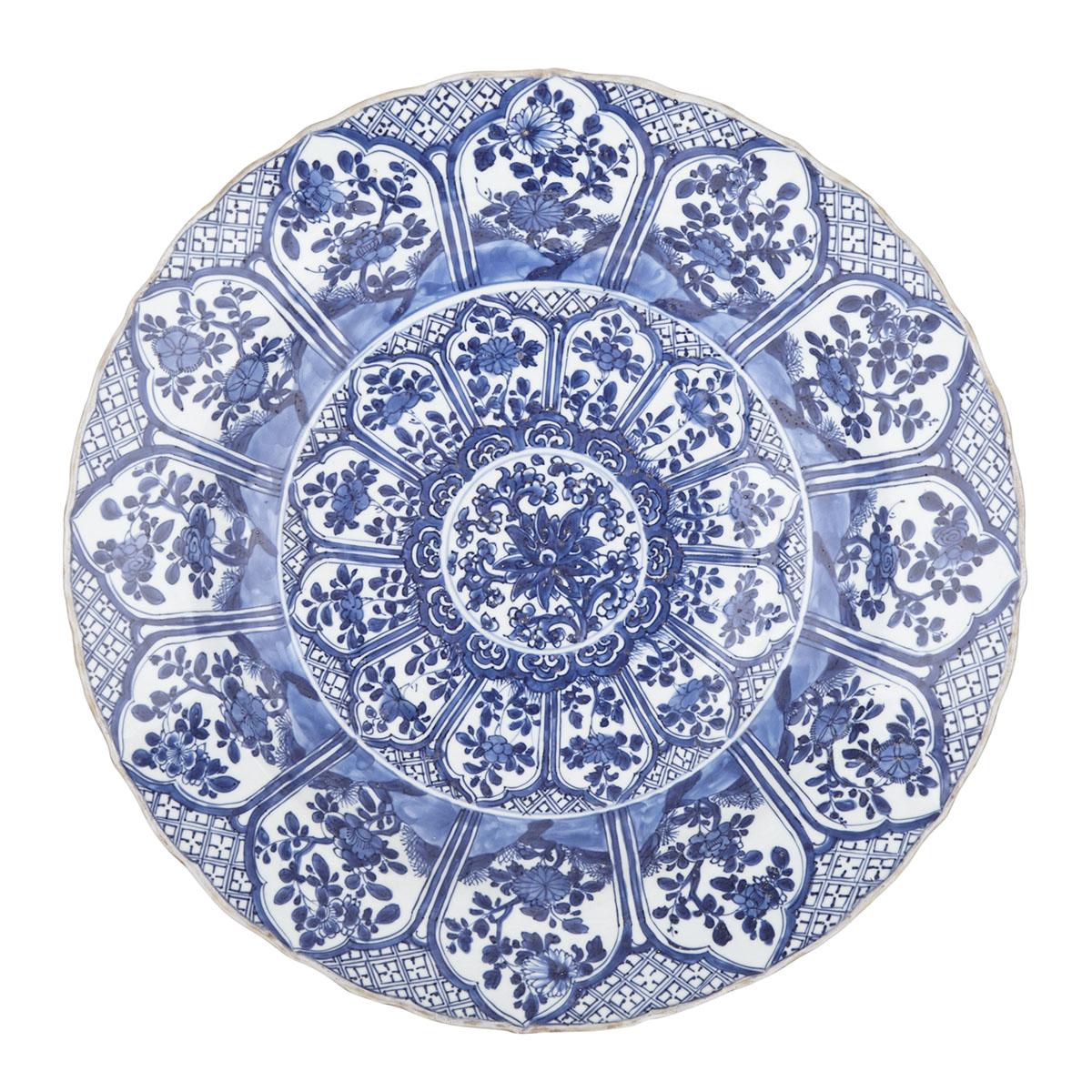 A LARGE BLUE AND WHITE CHARGER, MARK AND OF KANGXI PERIOD (1662-1722) 清康熙 青花花卉蓮瓣紋盤 Of a lotus flower