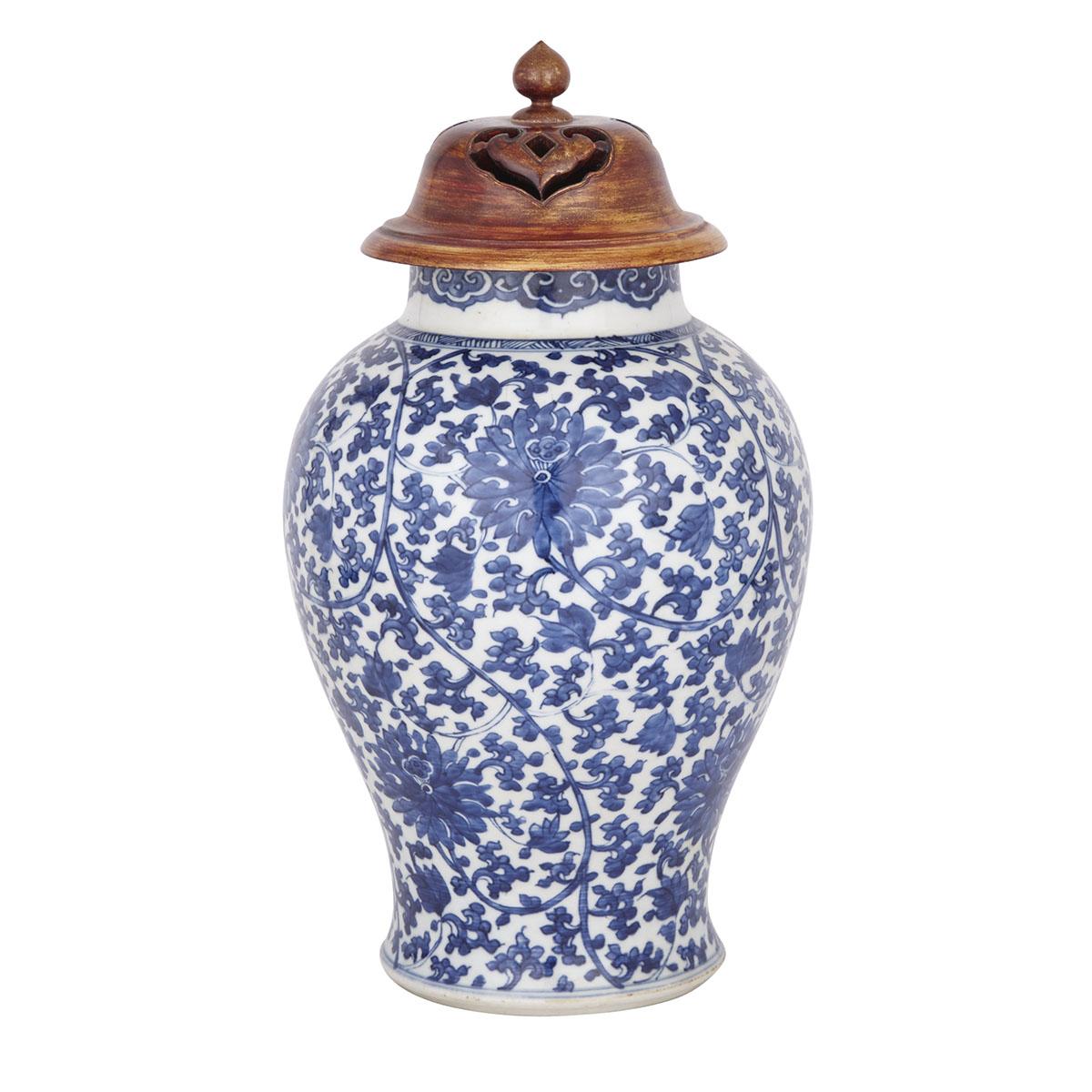 A LARGE BLUE AND WHITE SCROLLING LOTUS JAR AND COVER, KANGXI PERIOD (1662-1722) 清康熙 青花纏枝蓮大罐 配棕櫚木蓋