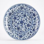 A BLUE AND WHITE MING-STYLE DISH, QING DYNASTY QIANLONG TO DAOGUANG PERIOD, 18TH/19TH CENTURY 清18/