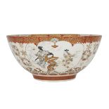 A LARGE JAPANESE KUTANI BOWL, MEIJI PERIOD 明治時代 九谷燒赤絵金襴手大碗 Very finely enameled, the cavetto with