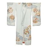 A FINELY PAINTED KIMONO, TAISHO PERIOD 大正時代 手染金線繡和服 On a delicate ombré seafoam ground, with vibrant