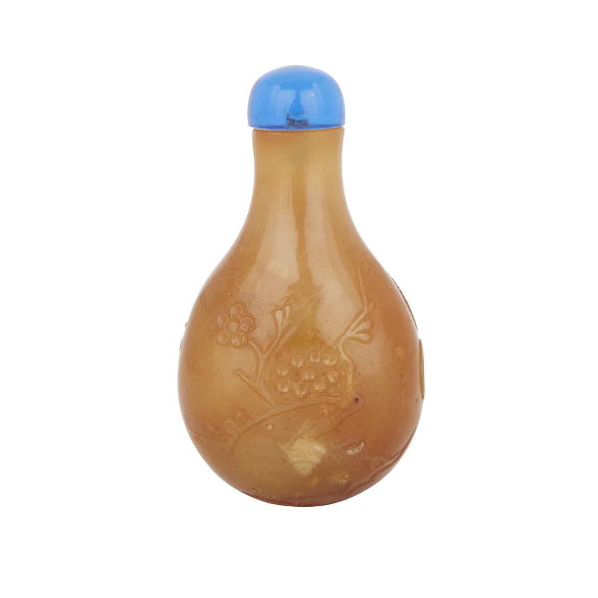 A CARVED AGATE SNUFF BOTTLE, 19TH CENTURY 清十九世紀 瑪瑙鼻煙壺 The bulbous body extending to a long tapered - Image 2 of 2