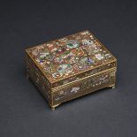 A FINELY WIRED MILLEFLEUR JAPANESE CLOISONNÉ BOX, MEIJI PERIOD 明治時代 掐絲琺瑯團花寶盒 Profusely decorated