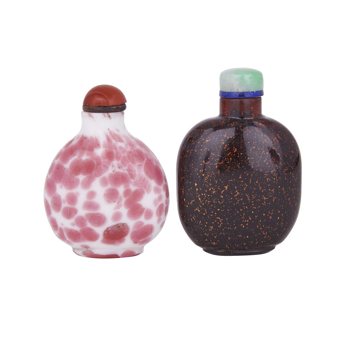 TWO PEKING GLASS SNUFF BOTTLES, 19TH CENTURY 清十九世紀 京料鼻煙壺兩件 One of deep brown glass with an