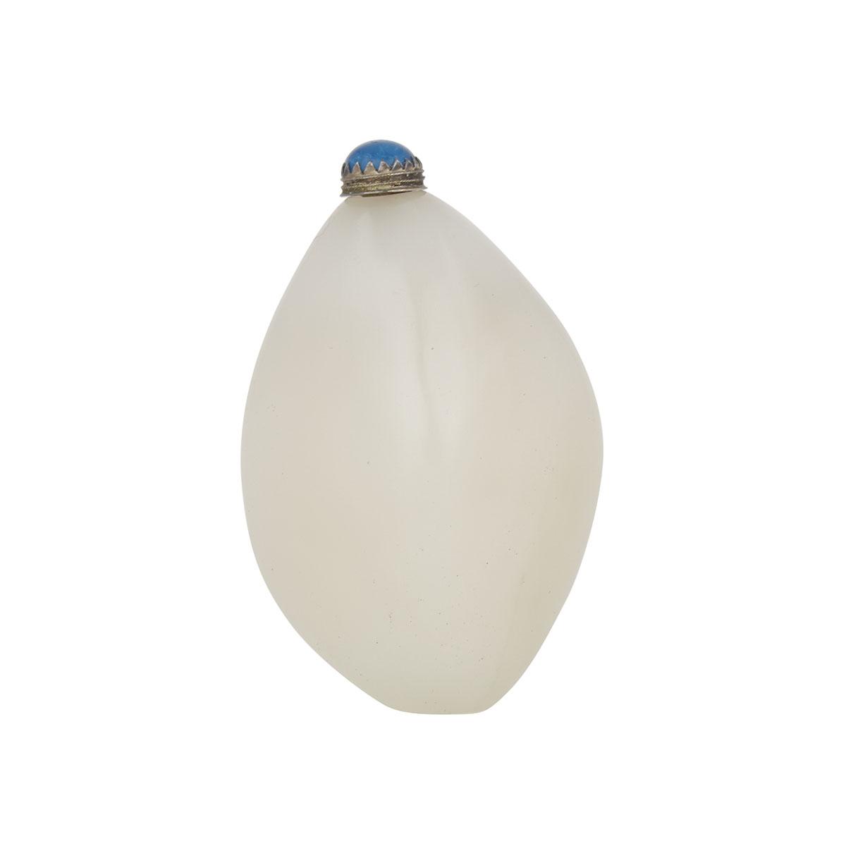 A WHITE GLASS PEBBLE FORM SNUFF BOTTLE, 19TH CENTURY 清十九世紀 料仿白玉鼻煙壺 Resting on a flat base and of