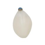 A WHITE GLASS PEBBLE FORM SNUFF BOTTLE, 19TH CENTURY 清十九世紀 料仿白玉鼻煙壺 Resting on a flat base and of