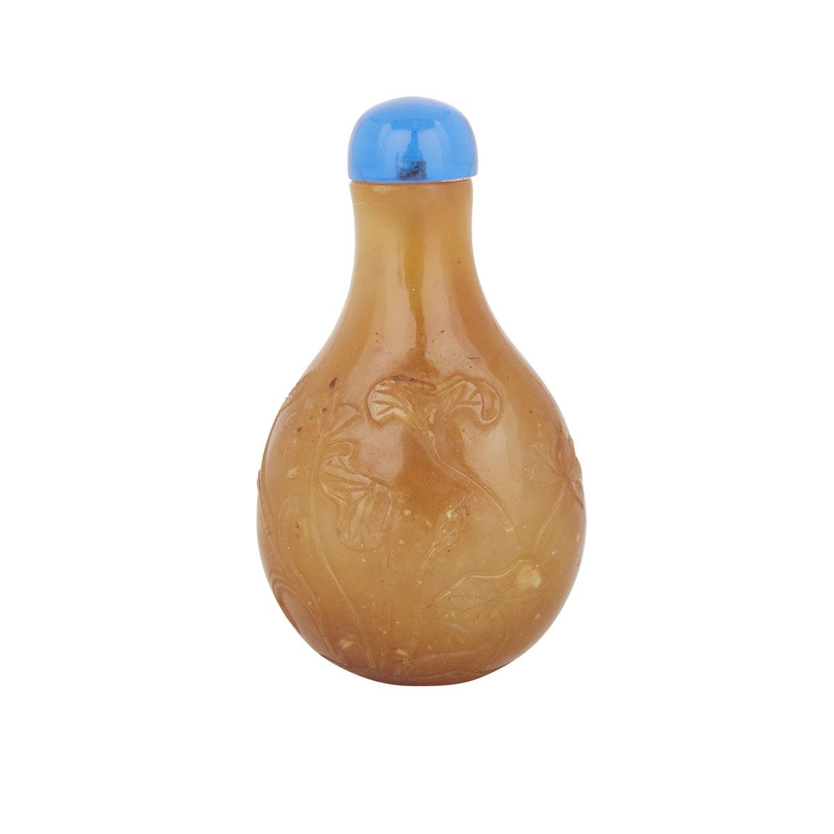 A CARVED AGATE SNUFF BOTTLE, 19TH CENTURY 清十九世紀 瑪瑙鼻煙壺 The bulbous body extending to a long tapered