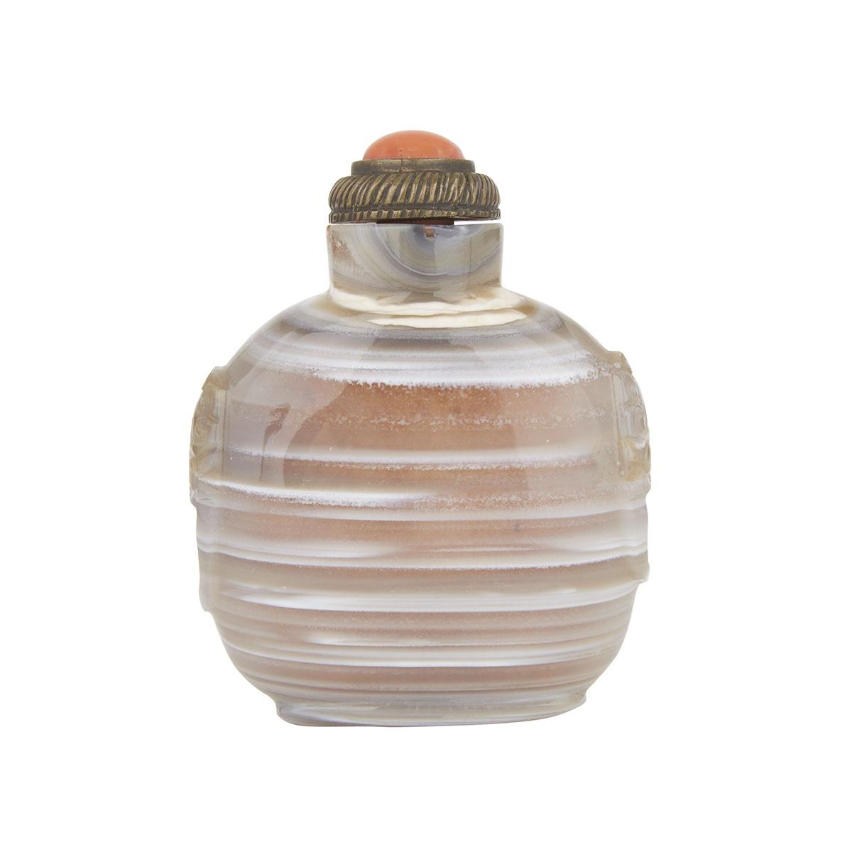 A LARGE BANDED AGATE SNUFF BOTTLE, 19TH CENTURY 清十九世紀 截子瑪瑙鼻煙壺 The bottle of flattened, rounded