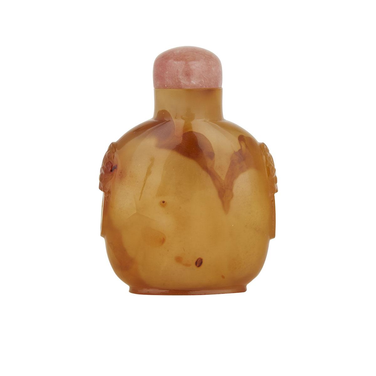 A SHADOW AGATE SNUFF BOTTLE, 19TH CENTURY 清十九世紀 皮影瑪瑙鼻煙壺 Of rounded square form and supported on an - Image 2 of 2