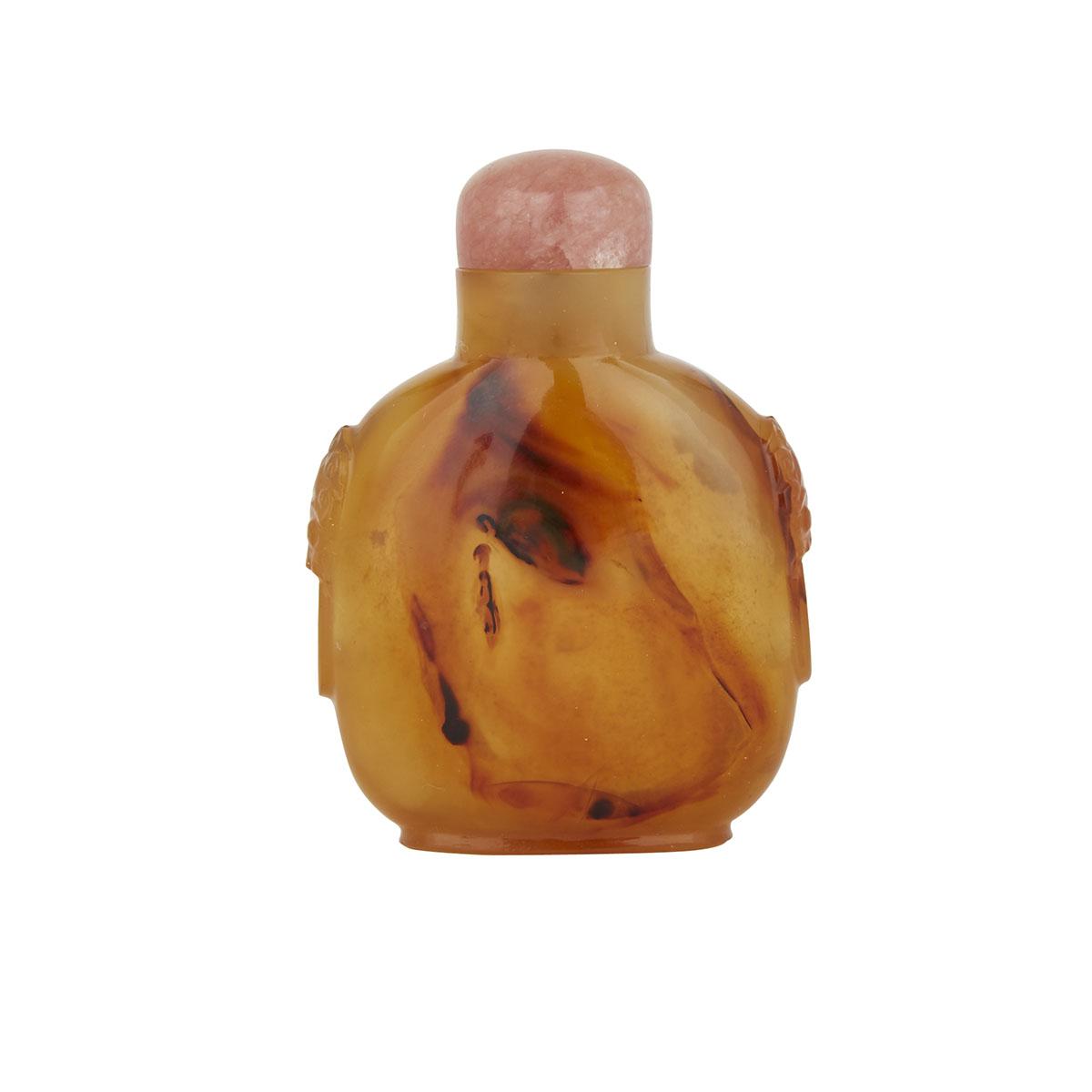 A SHADOW AGATE SNUFF BOTTLE, 19TH CENTURY 清十九世紀 皮影瑪瑙鼻煙壺 Of rounded square form and supported on an