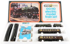 A Wrenn Railways Set No.3 ‘OO/HO Electric Train Set –with track oval. Comprising 4-6-2 tender
