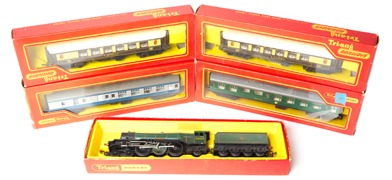 Quantity of Tri-ang Hornby model railway. A BR class A3 4-6-2 tender locomotive Flying Scotsman