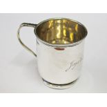 A hallmarked silver mug, wt. 3oz.