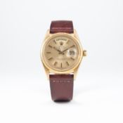 A GENTLEMAN'S 18K SOLID GOLD ROLEX OYSTER PERPETUAL DAY DATE WRIST WATCH CIRCA 1971, REF. 1807
D: