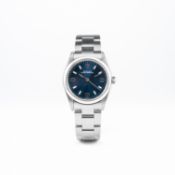 A MID SIZE STAINLESS STEEL ROLEX OYSTER PERPETUAL BRACELET WATCH DATED 1998, REF. 77080 
D: Blue