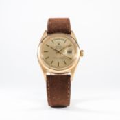 A GENTLEMAN'S 18K SOLID GOLD ROLEX OYSTER PERPETUAL DAY DATE WRIST WATCH CIRCA 1968, REF. 1811 
D: