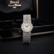 A FINE LADIES 18K SOLID WHITE GOLD & DIAMOND PIAGET BRACELET WATCH CIRCA 1980s, REF. 926 N 21 WITH