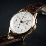 A RARE GENTLEMAN'S 18K SOLID GOLD UNIVERSAL GENEVE COMPAX CHRONOGRAPH WRIST WATCH CIRCA 1950, REF.