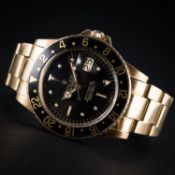 A RARE GENTLEMAN'S 18K SOLID GOLD ROLEX OYSTER PERPETUAL GMT MASTER BRACELET WATCH CIRCA 1978,