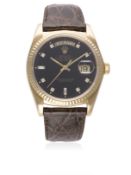 A GENTLEMAN'S 18K SOLID GOLD & DIAMOND ROLEX OYSTER PERPETUAL DAY DATE WRIST WATCH CIRCA 1986,