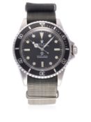 A GENTLEMAN'S STAINLESS STEEL BRITISH MILITARY ROLEX OYSTER PERPETUAL SUBMARINER WRIST WATCH