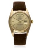 A GENTLEMAN'S 18K SOLID GOLD ROLEX OYSTER PERPETUAL DAY DATE WRIST WATCH CIRCA 1968, REF. 1811 D: