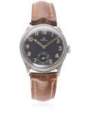 A GENTLEMAN'S STAINLESS STEEL OMEGA MILITARY WRIST WATCH DATED 1939 D: Black dial with luminous