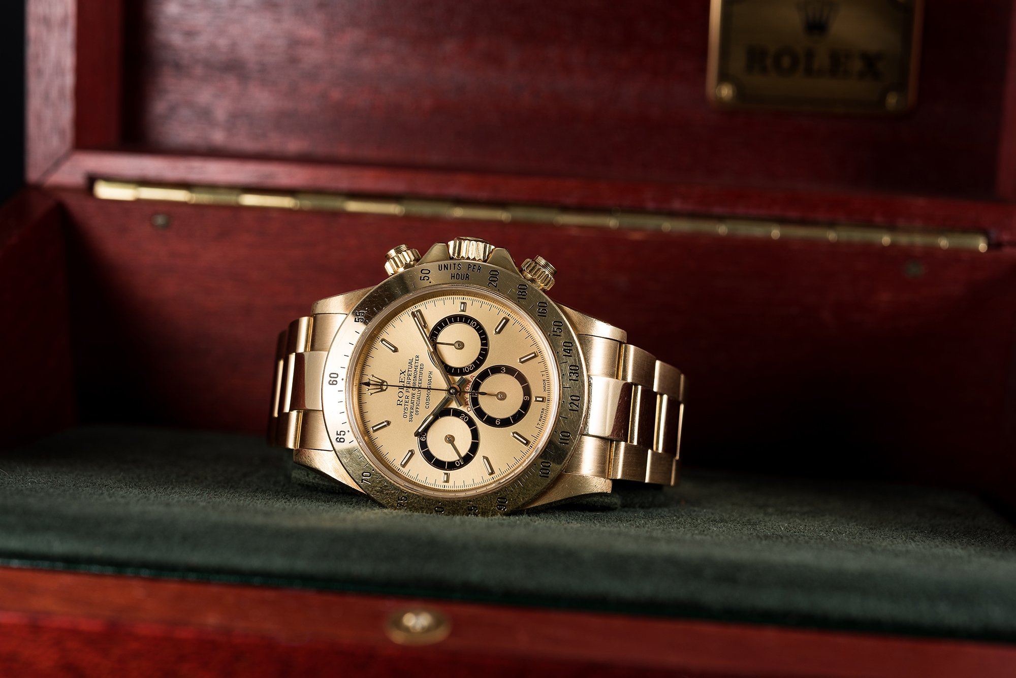 A FINE & RARE GENTLEMAN'S 18K SOLID GOLD ROLEX OYSTER PERPETUAL "FLOATING DIAL" COSMOGRAPH DAYTONA - Image 2 of 6