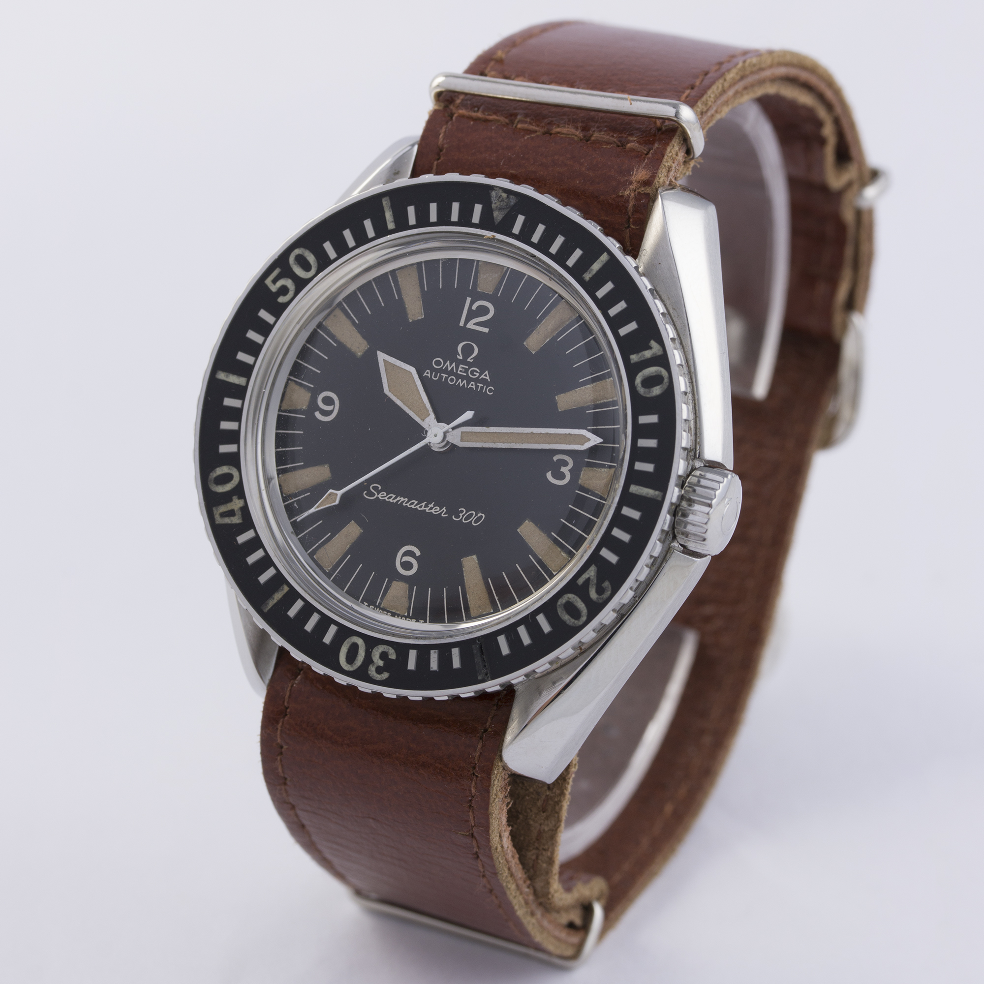 A GENTLEMAN'S STAINLESS STEEL OMEGA SEAMASTER 300 WRIST WATCH CIRCA 1967, REF. 165.024 D: Black dial - Image 4 of 8
