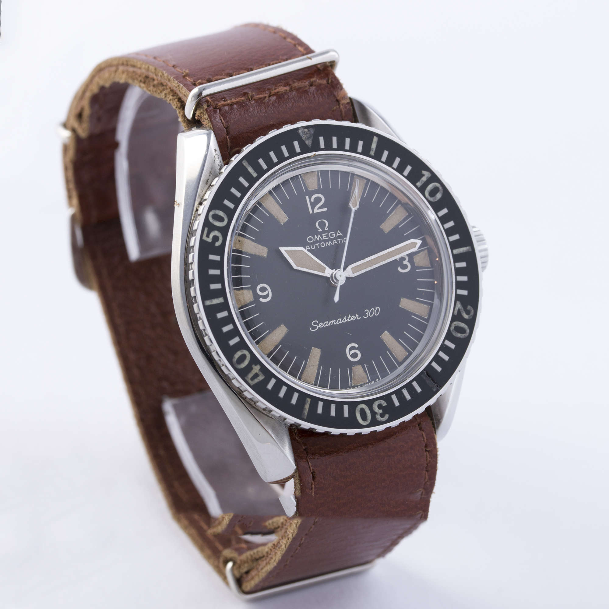 A GENTLEMAN'S STAINLESS STEEL OMEGA SEAMASTER 300 WRIST WATCH CIRCA 1967, REF. 165.024 D: Black dial - Image 5 of 8