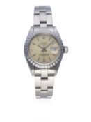 A LADIES STAINLESS STEEL ROLEX OYSTER PERPETUAL DATE BRACELET WATCH DATED 1992, REF. 69240 D: Silver