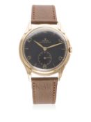 A GENTLEMAN'S 18K SOLID GOLD ROLEX WRIST WATCH CIRCA 1950 D: Black dial with bi-hourly gilt batons &