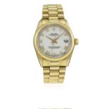 A MID SIZE 18K SOLID GOLD ROLEX OYSTER PERPETUAL DATEJUST BRACELET WATCH CIRCA 1977, REF. 68278 WITH