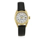 A LADIES 18K SOLID GOLD ROLEX OYSTER PERPETUAL DATEJUST WRIST WATCH CIRCA 1982, REF. 6917 D: White