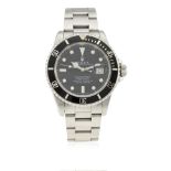 A GENTLEMAN'S STAINLESS STEEL ROLEX OYSTER PERPETUAL DATE SUBMARINER BRACELET WATCH CIRCA 1984, REF.