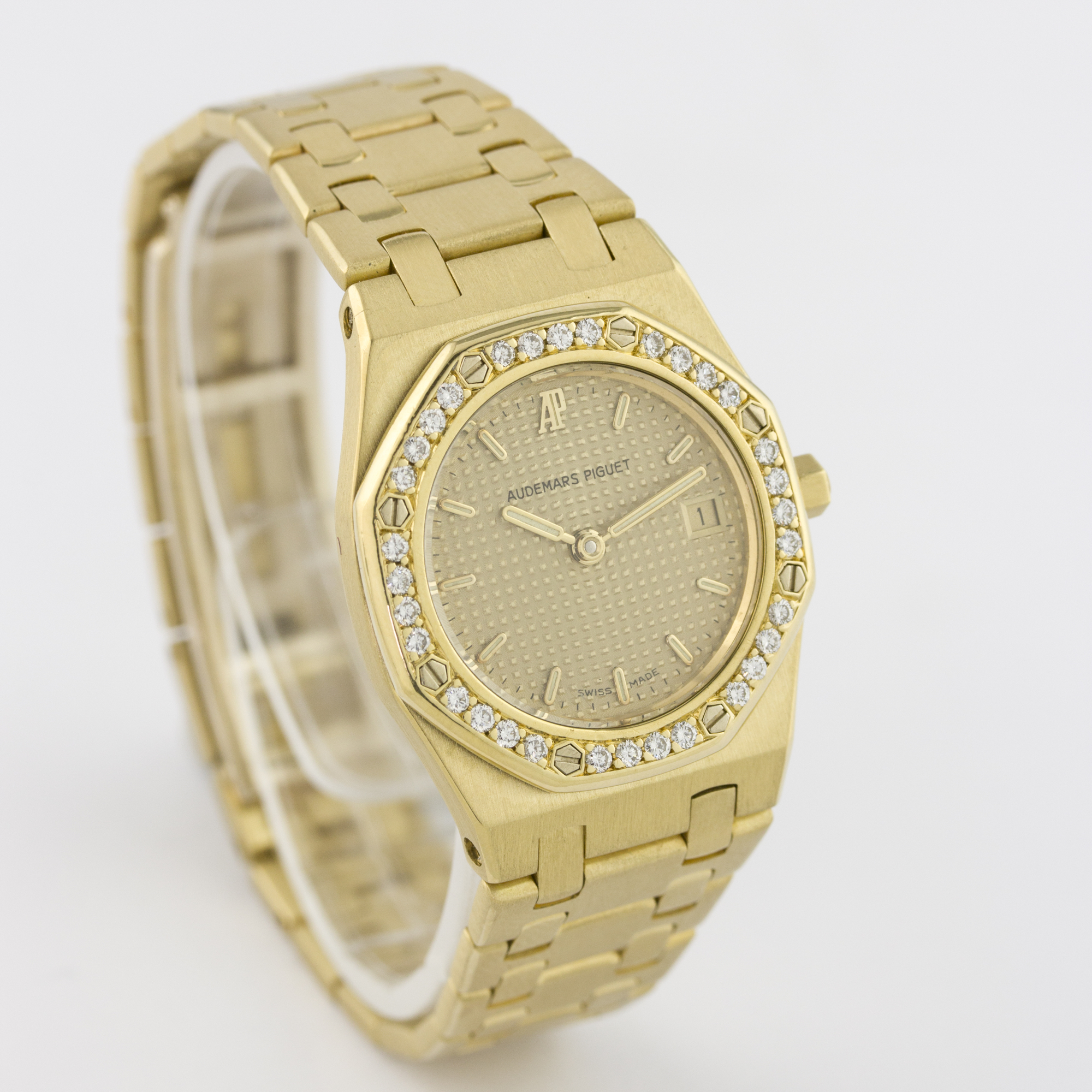 A FINE LADIES 18K SOLID GOLD & DIAMOND AUDEMARS PIGUET ROYAL OAK BRACELET WATCH CIRCA 1990s D: - Image 3 of 6