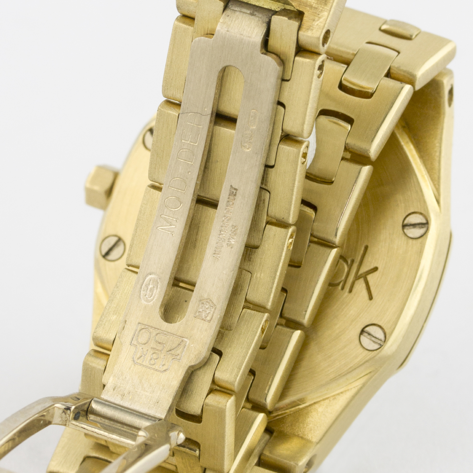 A FINE LADIES 18K SOLID GOLD & DIAMOND AUDEMARS PIGUET ROYAL OAK BRACELET WATCH CIRCA 1990s D: - Image 6 of 6