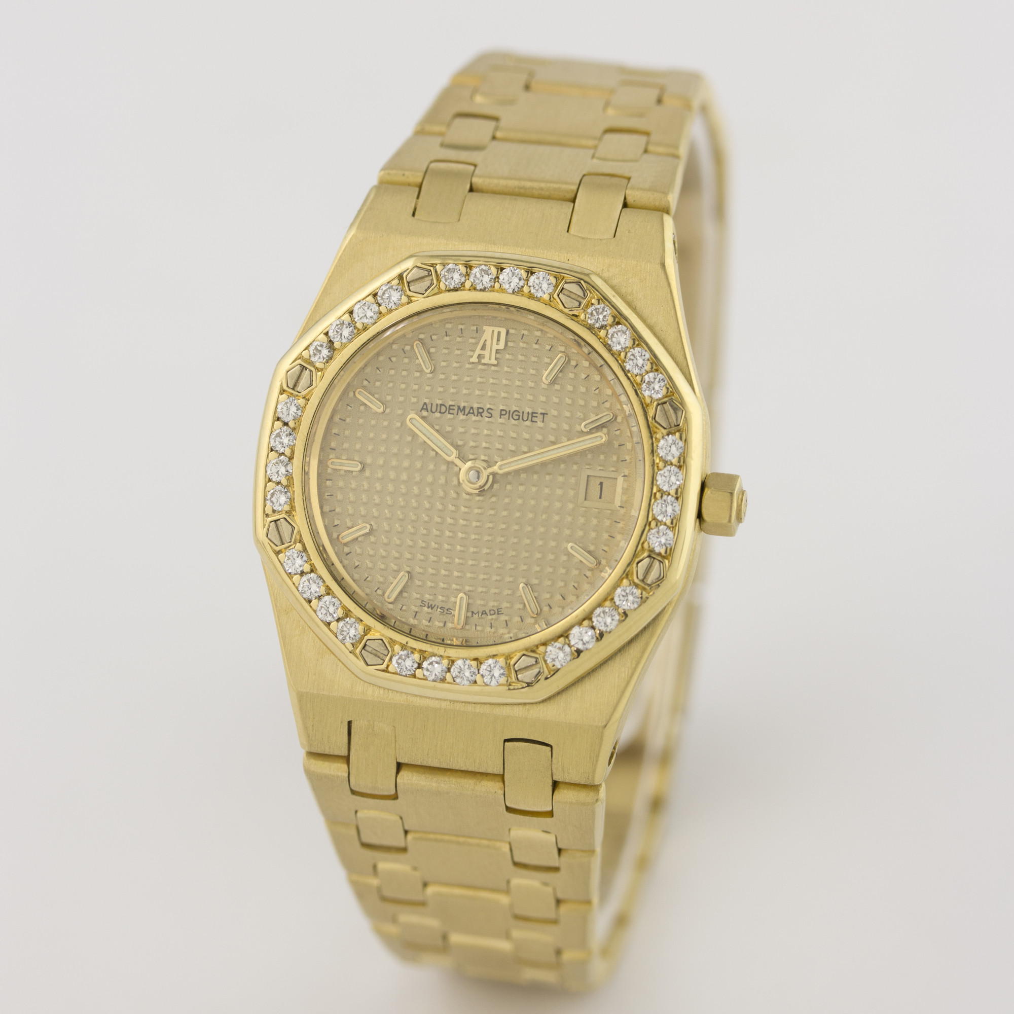 A FINE LADIES 18K SOLID GOLD & DIAMOND AUDEMARS PIGUET ROYAL OAK BRACELET WATCH CIRCA 1990s D: - Image 2 of 6