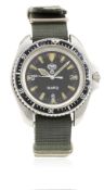 A RARE GENTLEMAN'S STAINLESS STEEL BRITISH MILITARY CWC QUARTZ ROYAL NAVY DIVERS WRIST WATCH DATED