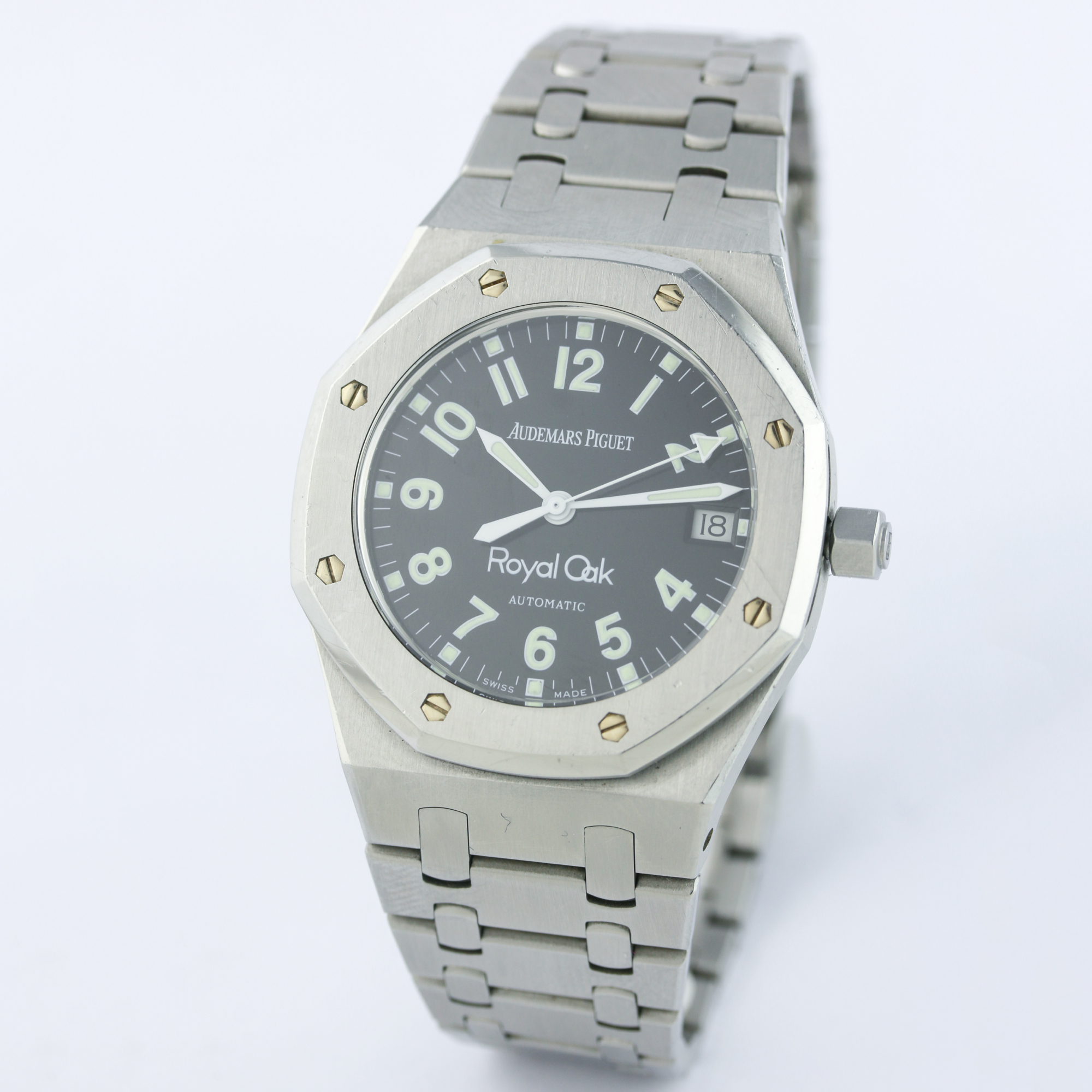 A GENTLEMAN'S STAINLESS STEEL AUDEMARS PIGUET ROYAL OAK MILITARY AUTOMATIC BRACELET WATCH CIRCA 2001 - Image 2 of 7