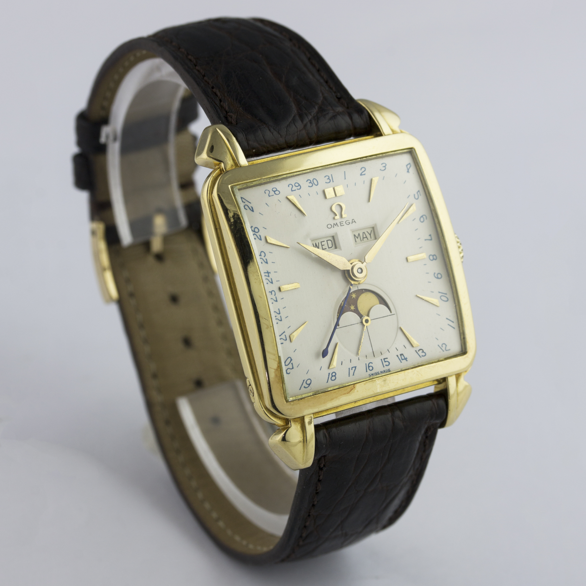 A RARE GENTLEMAN'S 18K SOLID GOLD OMEGA COSMIC MOONPHASE TRIPLE CALENDAR WRIST WATCH CIRCA 1951 D: - Image 5 of 9
