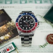 A GENTLEMAN'S STAINLESS STEEL ROLEX OYSTER PERPETUAL DATE GMT MASTER II BRACELET WATCH DATED 2000,