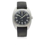 A GENTLEMAN'S STAINLESS STEEL BRITISH MILITARY CWC WRIST WATCH DATED 1977 D: Gloss black dial with