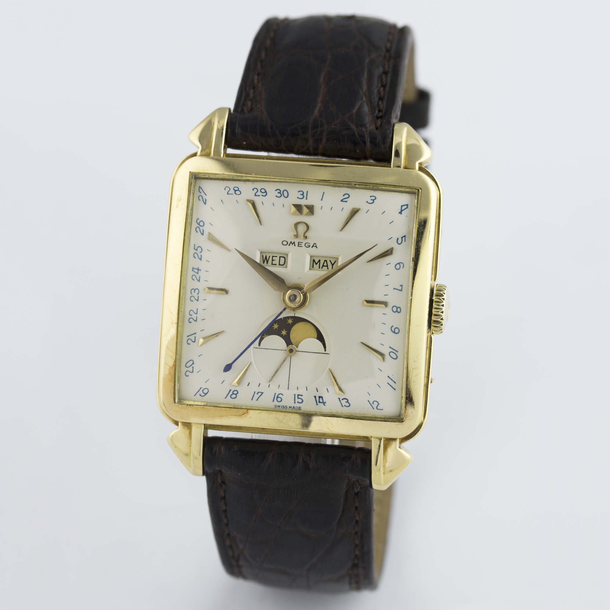 A RARE GENTLEMAN'S 18K SOLID GOLD OMEGA COSMIC MOONPHASE TRIPLE CALENDAR WRIST WATCH CIRCA 1951 D: - Image 3 of 9