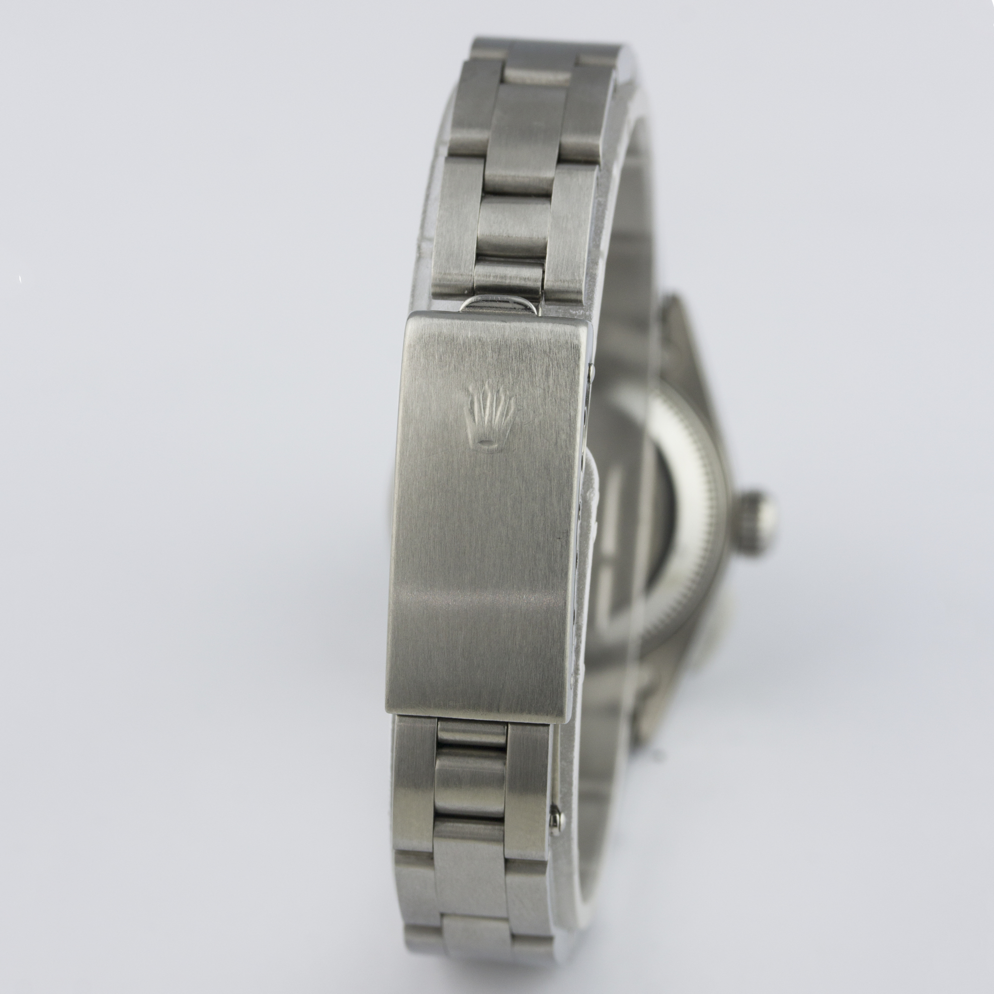 A LADIES STAINLESS STEEL ROLEX OYSTER PERPETUAL DATE BRACELET WATCH CIRCA 1993, REF. 69160 D: Silver - Image 6 of 9