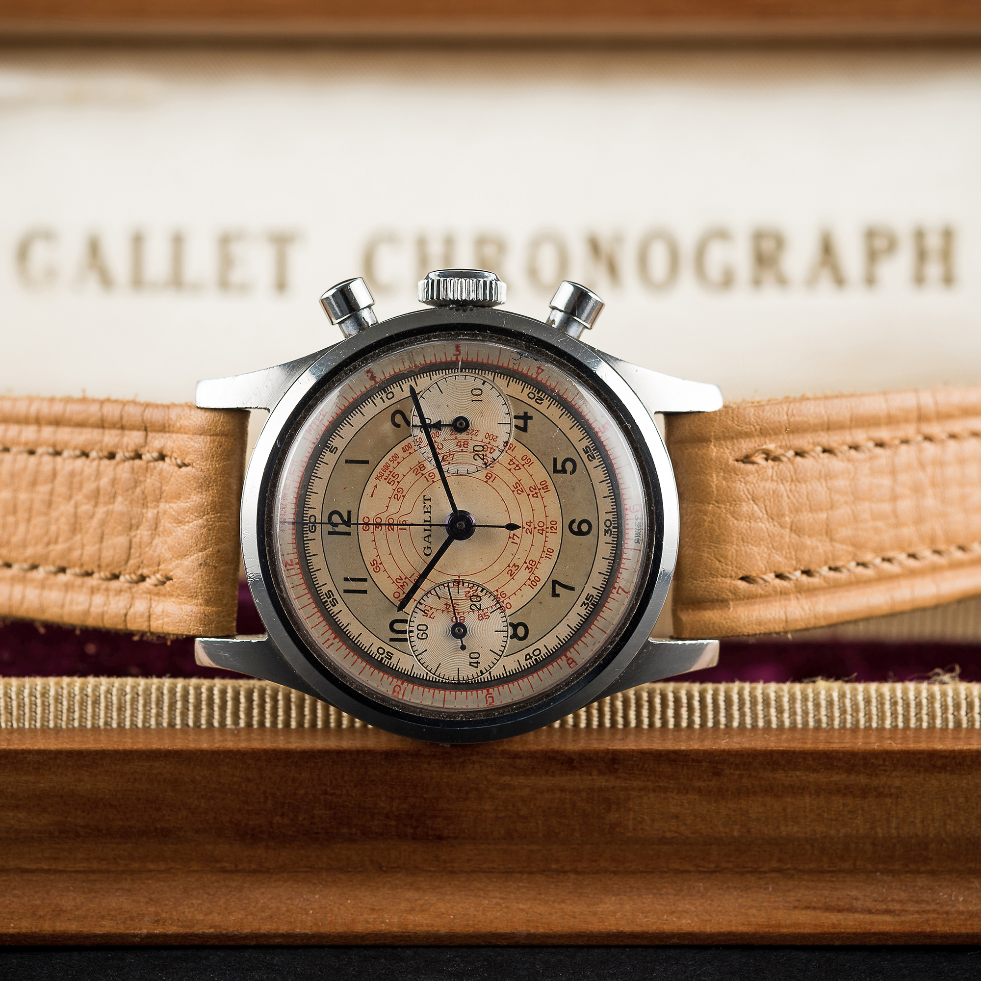 A RARE GENTLEMAN'S STAINLESS STEEL GALLET WATERPROOF "CLAMSHELL" CHRONOGRAPH WRIST WATCH CIRCA 1940s