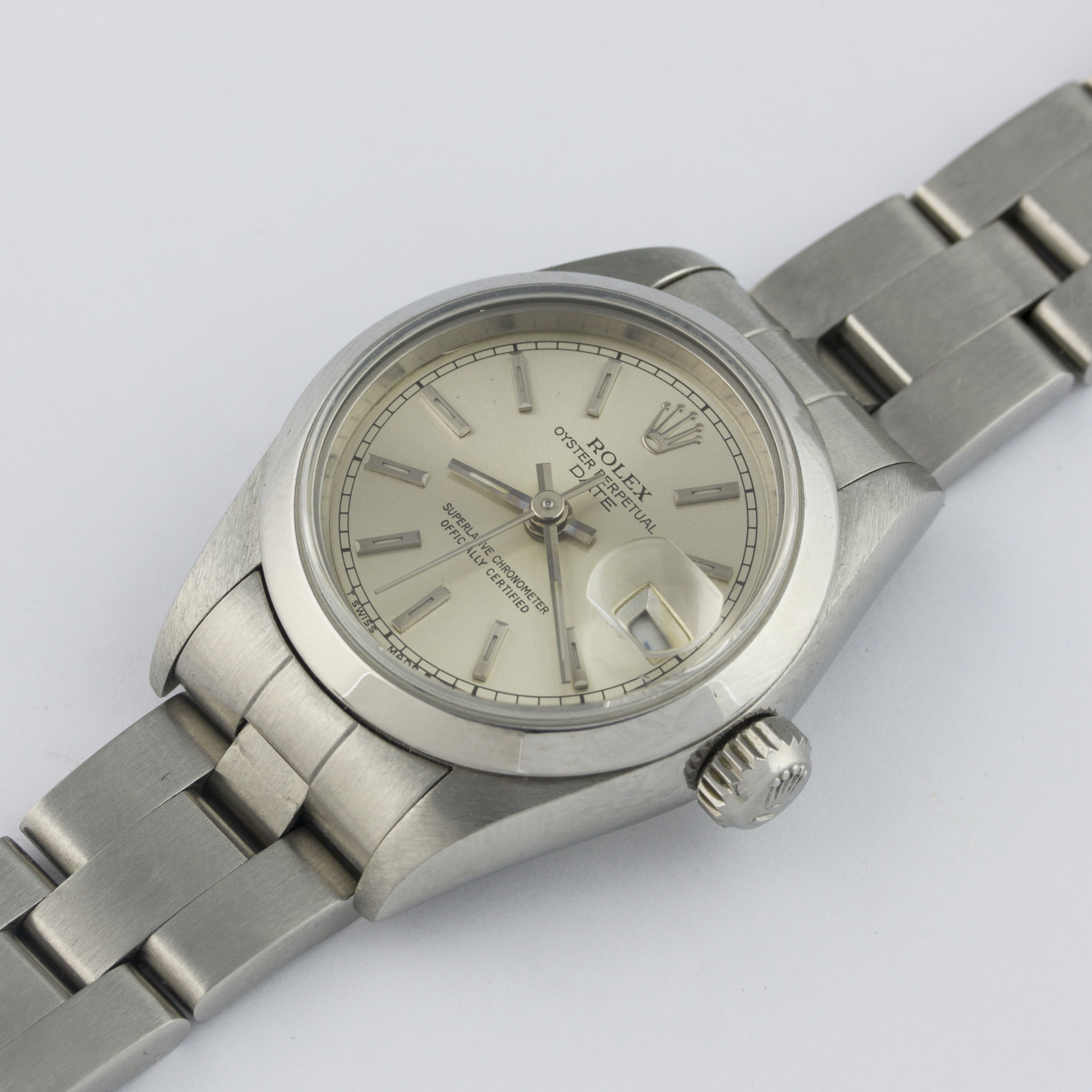 A LADIES STAINLESS STEEL ROLEX OYSTER PERPETUAL DATE BRACELET WATCH CIRCA 1993, REF. 69160 D: Silver - Image 3 of 9