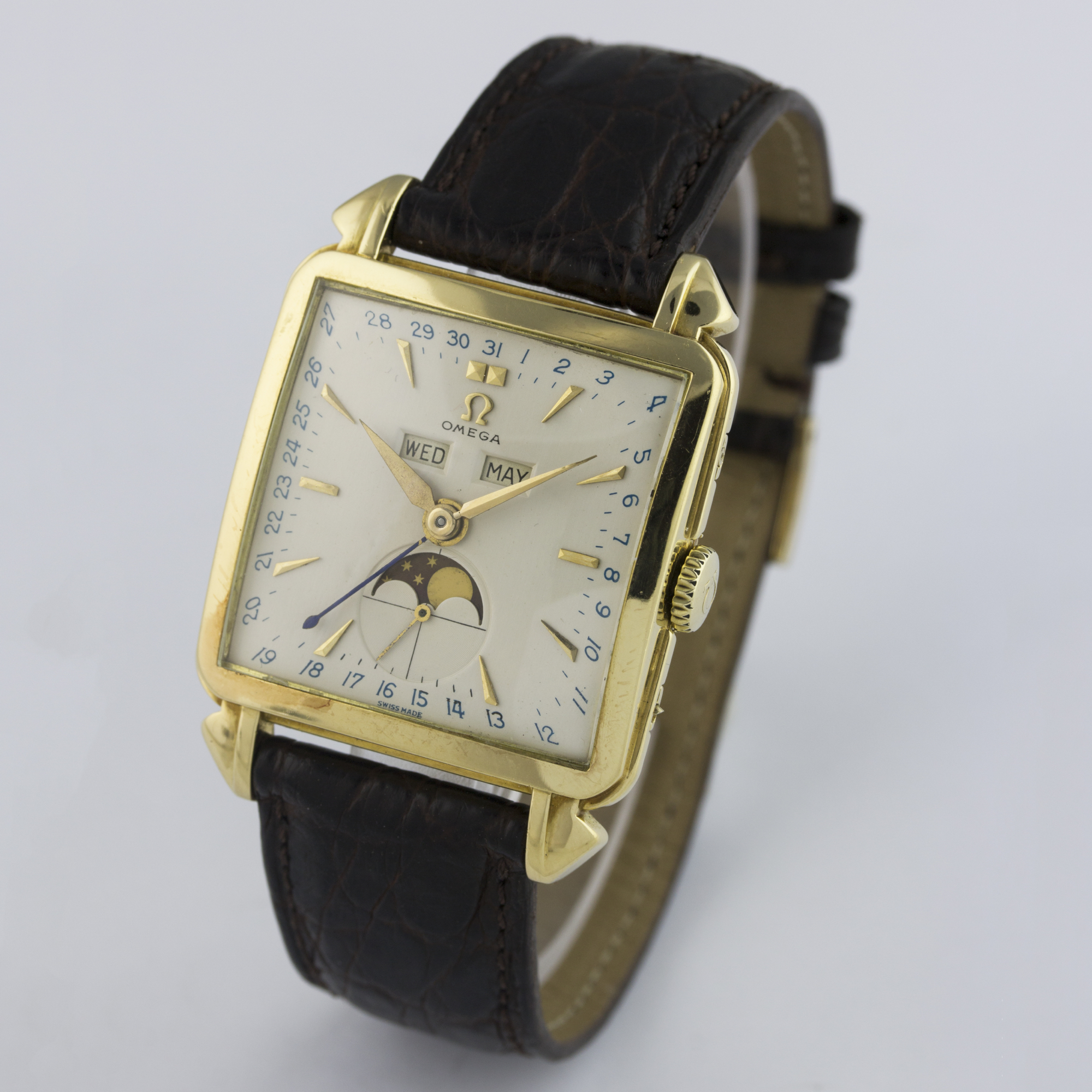 A RARE GENTLEMAN'S 18K SOLID GOLD OMEGA COSMIC MOONPHASE TRIPLE CALENDAR WRIST WATCH CIRCA 1951 D: - Image 4 of 9